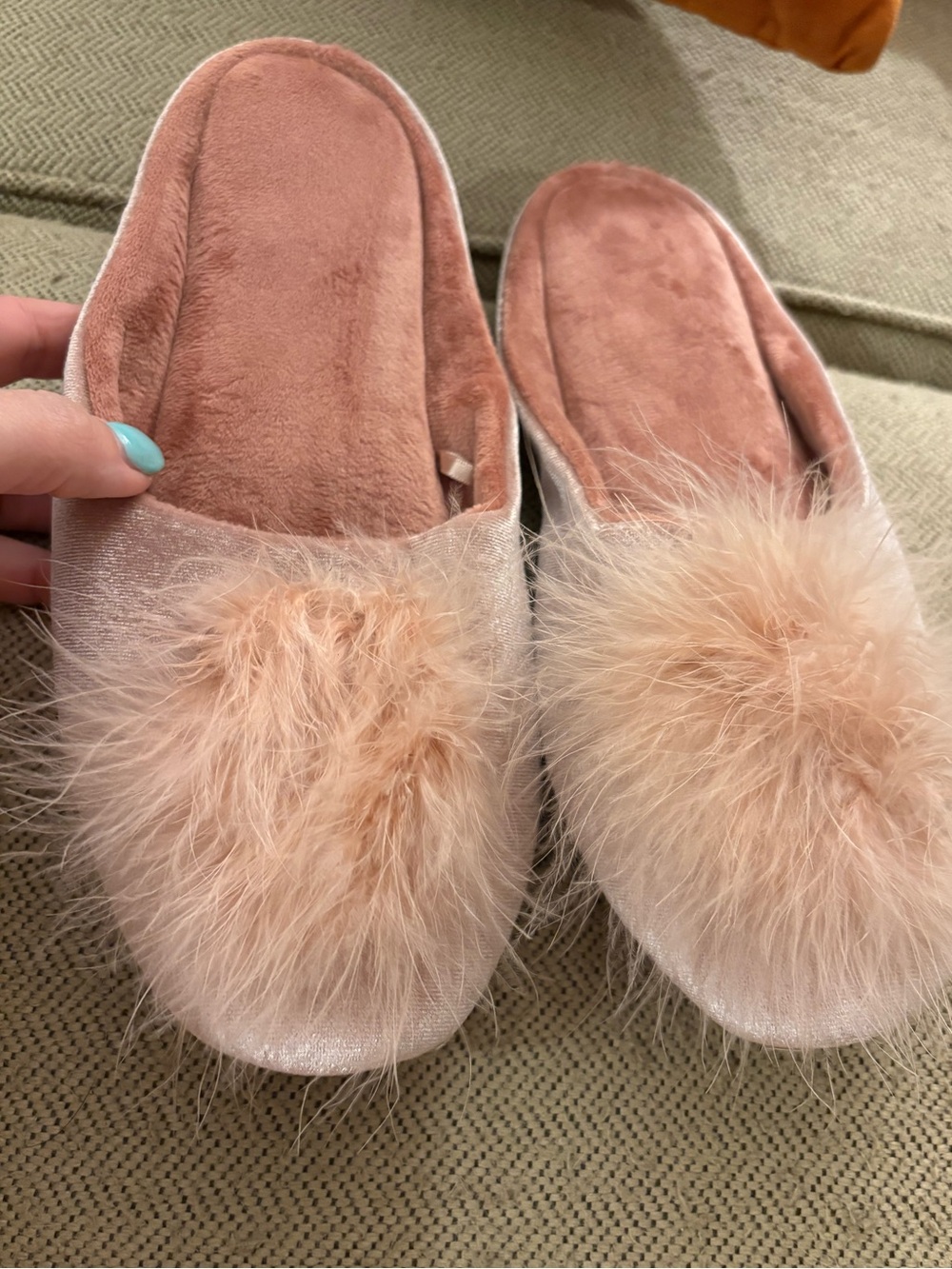 Cozy Pom-Pom Slippers in Blush Pink🩷